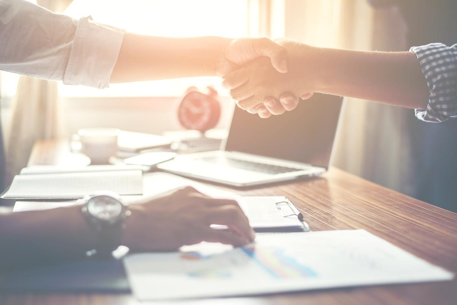Formation financière en entreprise - équipe analysant des données